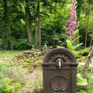 Standbrunnen als Garten-Brunnen, Landhaus Zapfsäule, Wasserzapfstelle mit Hahn