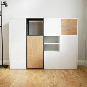 Wohnwand Weiß - Individuelle Designer-Regalwand: Schubladen in Eiche & Türen in Weiß - Hochwertige Materialien - 156 x 118 x 34 cm, Konfigurator