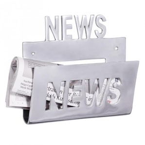 Zeitungshalter / Wanhalter für Zeitschriften als Unikat aus Aluminium, Handarbeit, silber, Schriftzug: News