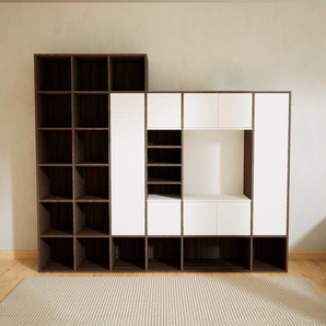 Regalsystem Nussbaum - Regalsystem: Schubladen in Weiß & Türen in Weiß - Hochwertige Materialien - 269 x 233 x 47 cm, konfigurierbar
