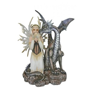 Drachenfee Dragica hält Glaskugel mit schwarzem Drachen Figur Fee Elfe Fairy