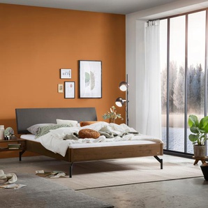 Hasena Massivholzbett, Kopfteil gepolstert Broni, Farbe: Nussbaum, geölt, Bezugsfarbe: Kul smoke, Metallfarbe: Anthracit, verschiedene Größen