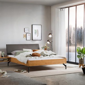 Hasena Massivholzbett, Kopfteil gepolstert Broni, Farbe: Wildeiche natur, geölt, Bezugsfarbe: Kul smoke, Metallfarbe: Anthracit, verschiedene Größen