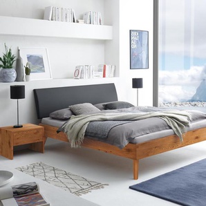 Hasena Massivholzbett, Kopfteil gepolstert Caprile, Farbe: Wildeiche natur, geölt, Bezugsfarbe: Kul black, verschiedene Größen