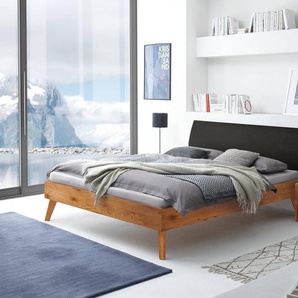 Hasena Massivholzbett, Kopfteil gepolstert Caprile, Farbe: Wildeiche natur, geölt, Bezugsfarbe: Kul smoke, verschiedene Größen