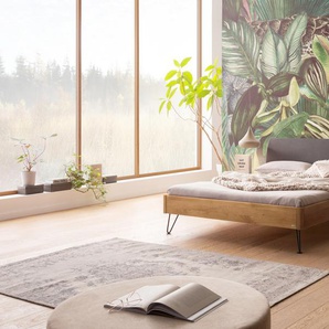 Hasena Massivholzbett, Kopfteil gepolstert Lugano, Farbe: Wildeiche natur, geölt, Bezugsfarbe: Kul smoke, Metallfarbe: Anthracit, verschiedene Größen