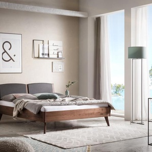 Hasena Massivholzbett, Kopfteil gepolstert Mareto, Farbe: Nussbaum, geölt, Bezugsfarbe: Kul smoke, verschiedene Größen