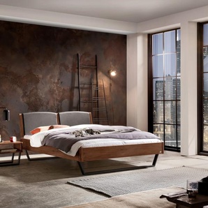 Hasena Massivholzbett, Kopfteil gepolstert Marola, Farbe: Nussbaum, geölt, Bezugsfarbe: Kul smoke, Metallfarbe: Anthracit, verschiedene Größen