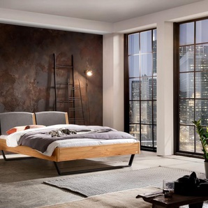 Hasena Massivholzbett, Kopfteil gepolstert Marola, Farbe: Wildbuche natur, geölt, Bezugsfarbe: Kul smoke, Metallfarbe: Anthracit, verschiedene Größen