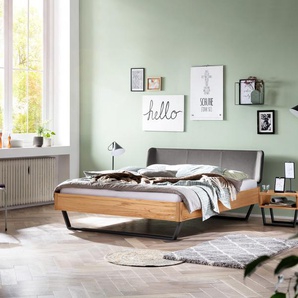 Hasena Massivholzbett, Kopfteil gepolstert Montieri, Farbe: Wildbuche natur, geölt, Bezugsfarbe: Kul smoke, Metallfarbe: Anthracit, verschiedene Größen