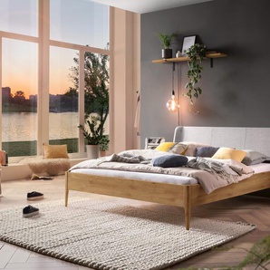 Hasena Massivholzbett, Kopfteil gepolstert Pienza, Farbe: Wildeiche natur, geölt, Bezugsfarbe: Pepe grey, verschiedene Größen