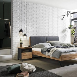 Hasena Massivholzbett, Kopfteil gepolstert Pietro, Farbe: Kernbuche natur, geölt, Bezugsfarbe: Kul smoke, Metallfarbe: Anthracit, verschiedene Größen
