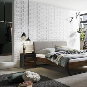 Hasena Massivholzbett, Kopfteil gepolstert Pietro, Farbe: Nussbaum, geölt, Bezugsfarbe: Pepe grey, Metallfarbe: Anthracit, verschiedene Größen