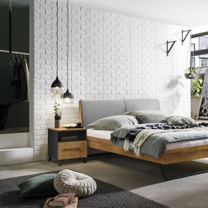 Hasena Massivholzbett, Kopfteil gepolstert Pietro, Farbe: Wildeiche natur, geölt, Bezugsfarbe: Pepe grey, Metallfarbe: Anthracit, verschiedene Größen