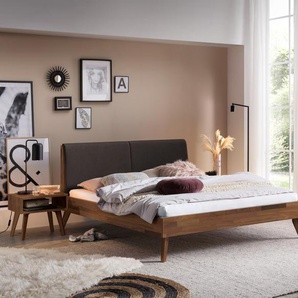 Hasena Massivholzbett, Kopfteil gepolstert Simone, Farbe: Nussbaum, geölt, Bezugsfarbe: Kul smoke, verschiedene Größen