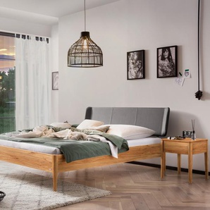 Hasena Massivholzbett, Kopfteil gepolstert Varese, Farbe: Wildbuche natur, geölt, Bezugsfarbe: Kul smoke, verschiedene Größen