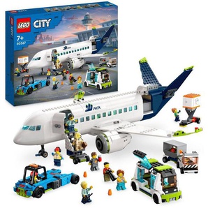 LEGO® Passagierflugzeug (60367), LEGO® City Konstruktionsspielsteine, (913 St), Made in Europe
