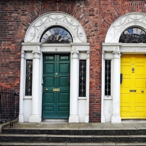 PAPERMOON Fototapete Dublin Türen Tapeten Gr. B/L: 5 m x 2,8 m, Bahnen: 10 St., bunt (mehrfarbig) Fototapeten