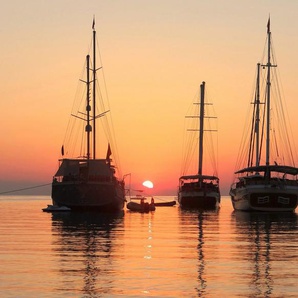 Papermoon Fototapete SCHIFFE-SONNENAUFGANG WALD WALD MEER STRAND BOOTE SEE