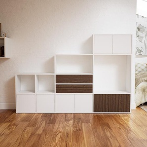 Schrankwand Weiß - Moderne Wohnwand: Schubladen in Nussbaum & Türen in Weiß - Hochwertige Materialien - 228 x 156 x 34 cm, Konfigurator