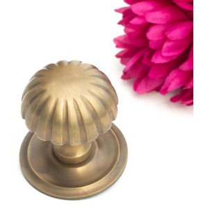 Türknauf mit Rosette, feststehend | Messing patiniert | H8 x B8 cm