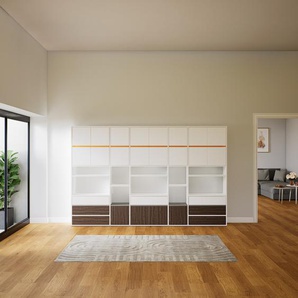 Wohnwand Weiß - Individuelle Designer-Regalwand: Schubladen in Nussbaum & Türen in Weiß - Hochwertige Materialien - 303 x 195 x 34 cm, Konfigurator